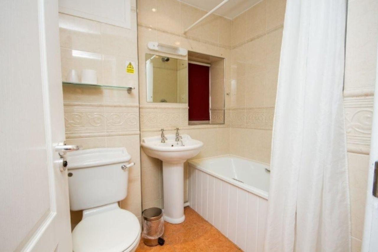 Chesters Hotel & Restaurant Salford  Esterno foto
